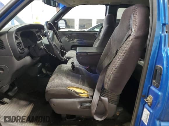 1999 Dodge 1500 z VIN 3B7HF13Y7XG170158, wystawiony jako Copart lot #60164455 z przebiegiem 159 018 mil mil oraz Czysty tytuł • Clean title. Historia ofert i sprzedaży dostępna na DreamBid. Obrazek 7.