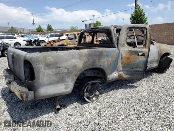 2004 Toyota Tundra SR5 z VIN 5TBBT44104S452083, wystawiony jako Copart lot #62192855 z przebiegiem Nie podano mil oraz Nie do naprawy • Non repairable. Historia ofert i sprzedaży dostępna na DreamBid. Obrazek 3.
