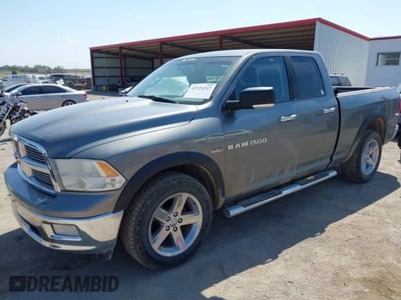 2011 Ram 1500 SLT z VIN 1D7RV1GT6BS705168, wystawiony jako IAAI lot #42221247 z przebiegiem 244 865 mil mil oraz . Historia ofert i sprzedaży dostępna na DreamBid. Obrazek 2.