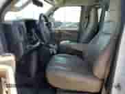 2021 Chevrolet Express Cargo z VIN 1GCWGAF74M1168112, wystawiony jako Copart lot #66827733 z przebiegiem 296 681 mil mil oraz . Historia ofert i sprzedaży dostępna na DreamBid. Obrazek 7.