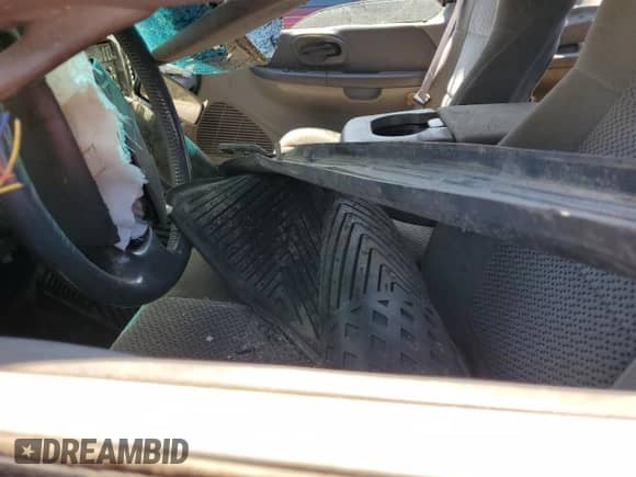 2001 Ford F-150 XL с VIN 2FTRX18LX1CA82708, выставлен на аукционе Copart как лот 84410145 с пробегом Не указан миль и Списание • Salvage title. История ставок и продаж доступна на DreamBid. Изображение 7.