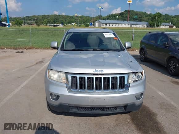 2011 Jeep Grand Cherokee Laredo z VIN 1J4RR4GG4BC586012, wystawiony jako IAAI lot #42973094 z przebiegiem 177 559 mil mil oraz . Historia ofert i sprzedaży dostępna na DreamBid. Obrazek 12.