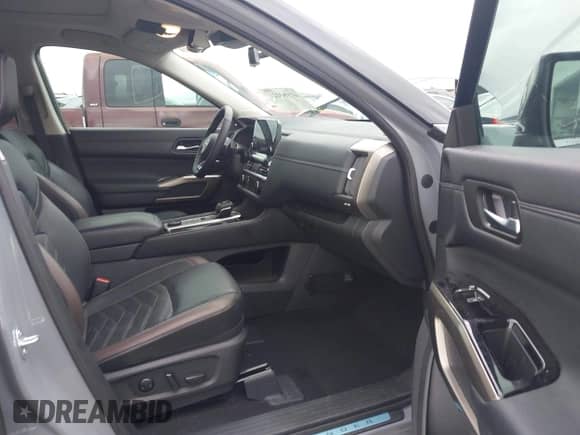2024 Nissan Pathfinder Platinum с VIN 5N1DR3DKXRC244704, выставлен на аукционе IAAI как лот 41983121 с пробегом 23 111 миль миль и . История ставок и продаж доступна на DreamBid. Изображение 5.