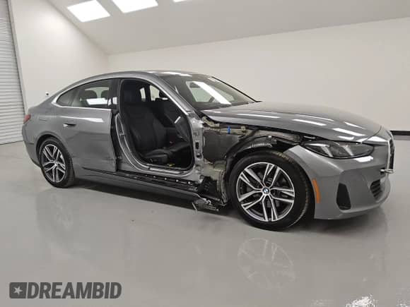 2025 BMW 4 Series 430i xDrive with VIN WBA33FB0XSFU70845, listed as a Copart auction lot 55473565 with 2,376 mi miles and Clean title. Bid and sale history available at DreamBid. Image 4.