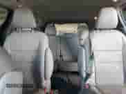 2017 Toyota Sienna XLE z VIN 5TDYZ3DC5HS853615, wystawiony jako Copart lot #68695805 z przebiegiem 77 167 mil mil oraz Szkoda całkowita • Salvage title. Historia ofert i sprzedaży dostępna na DreamBid. Obrazek 10.