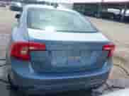 2017 Volvo S60 Inscription z VIN LYV402TK5HB196218, wystawiony jako IAAI lot #42330936 z przebiegiem 111 608 mil mil oraz . Historia ofert i sprzedaży dostępna na DreamBid. Obrazek 17.