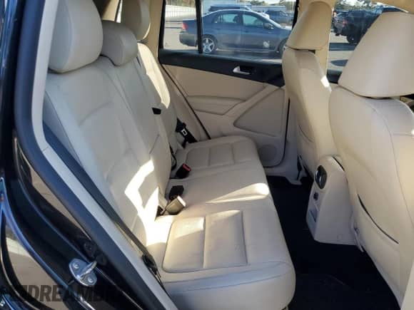 2017 Volkswagen Tiguan S с VIN WVGBV7AX0HK010926, выставлен на аукционе Copart как лот 82324955 с пробегом 126 280 миль миль и Списание • Salvage title. История ставок и продаж доступна на DreamBid. Изображение 11.