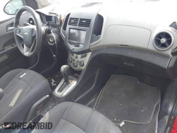 2013 Chevrolet Sonic LT с VIN 1G1JC5SB5D4113120, выставлен на аукционе IAAI как лот 41672912 с пробегом 86 284 миль миль и . История ставок и продаж доступна на DreamBid. Изображение 5.