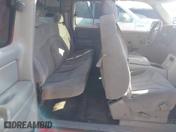 2000 GMC Sierra 1500 SLE z VIN 1GTEC19V4YZ273841, wystawiony jako IAAI lot #41981942 z przebiegiem 357 003 mil mil oraz . Historia ofert i sprzedaży dostępna na DreamBid. Obrazek 8.