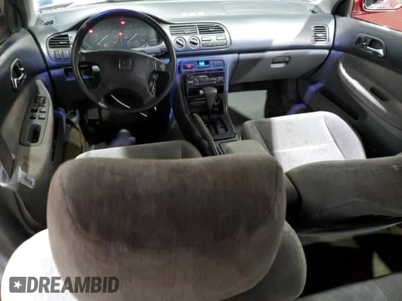 1994 Honda Accord LX с VIN 1HGCD5633RA020090, выставлен на аукционе Copart как лот 85233204 с пробегом 55 909 миль миль и Списание • Salvage title. История ставок и продаж доступна на DreamBid. Изображение 8.