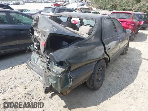 1999 Toyota Camry LE z VIN 4T1BG22K2XU590456, wystawiony jako IAAI lot #43125950 z przebiegiem 214 782 mil mil oraz . Historia ofert i sprzedaży dostępna na DreamBid. Obrazek 4.