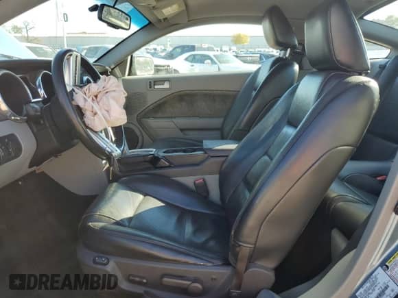 2007 Ford Mustang Deluxe z VIN 1ZVFT80N375245803, wystawiony jako Copart lot #82339325 z przebiegiem 146 215 mil mil oraz Czysty tytuł • Clean title. Historia ofert i sprzedaży dostępna na DreamBid. Obrazek 7.