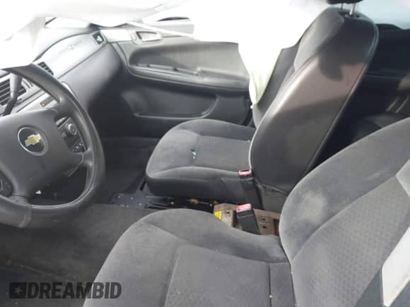 2010 Chevrolet Impala Police Police z VIN 2G1WD5EM7A1241253, wystawiony jako IAAI lot #41693986 z przebiegiem 90 200 mil mil oraz . Historia ofert i sprzedaży dostępna na DreamBid. Obrazek 5.