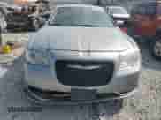 2017 Chrysler 300 Limited z VIN 2C3CCARG9HH552506, wystawiony jako Copart lot #80709055 z przebiegiem 226 803 mil mil oraz Czysty tytuł • Clean title. Historia ofert i sprzedaży dostępna na DreamBid. Obrazek 5.