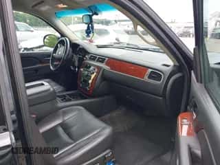 2013 Chevrolet Tahoe LT z VIN 1GNSKBE09DR334950, wystawiony jako IAAI lot #42709137 z przebiegiem 160 401 mil mil oraz . Historia ofert i sprzedaży dostępna na DreamBid. Obrazek 5.