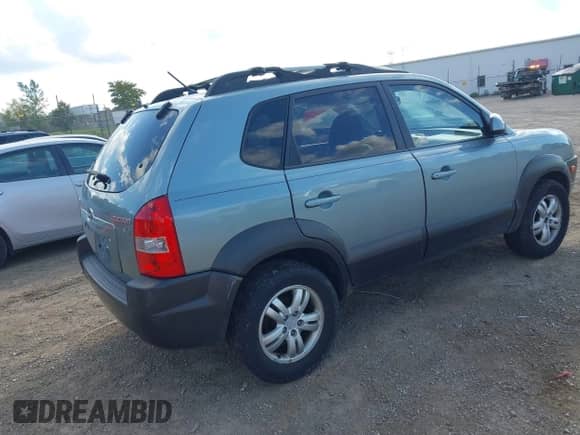 2007 Hyundai Tucson SE z VIN KM8JN12D67U483648, wystawiony jako IAAI lot #43059590 z przebiegiem 231 854 mil mil oraz . Historia ofert i sprzedaży dostępna na DreamBid. Obrazek 4.