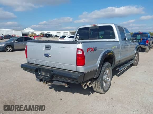 2015 Ford F-250 Lariat z VIN 1FT7W2BT6FEA39039, wystawiony jako IAAI lot #43528636 z przebiegiem 247 510 mil mil oraz . Historia ofert i sprzedaży dostępna na DreamBid. Obrazek 4.