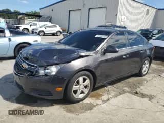 2014 Chevrolet Cruze 1LT z VIN 1G1PC5SB0E7267244, wystawiony jako Copart lot #68185745 z przebiegiem 136 502 mil mil oraz Szkoda całkowita • Salvage title. Historia ofert i sprzedaży dostępna na DreamBid. Obrazek 1.