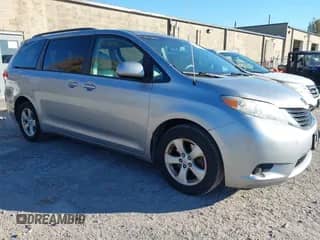 2011 Toyota Sienna LE z VIN 5TDKK3DCXBS081808, wystawiony jako IAAI lot #43573075 z przebiegiem 140 698 mil mil oraz . Historia ofert i sprzedaży dostępna na DreamBid. Obrazek 1.