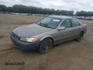 1999 Toyota Camry LE z VIN 4T1BG22K1XU571462, wystawiony jako Copart lot #81683135 z przebiegiem 157 284 mil mil oraz Szkoda całkowita • Salvage title. Historia ofert i sprzedaży dostępna na DreamBid. Obrazek 1.