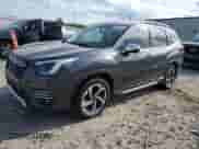 2024 Subaru Forester Touring z VIN JF2SKAMC8RH446233, wystawiony jako Copart lot #70040875 z przebiegiem 41 285 mil mil oraz Szkoda całkowita • Salvage title. Historia ofert i sprzedaży dostępna na DreamBid. Obrazek 1.