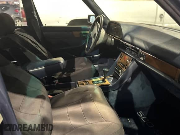 1984 Mercedes-Benz 500 с VIN WDBCA37A9EA027109, выставлен на аукционе Copart как лот 74401344 с пробегом 137 953 миль миль и Чистый • Clean title. История ставок и продаж доступна на DreamBid. Изображение 5.