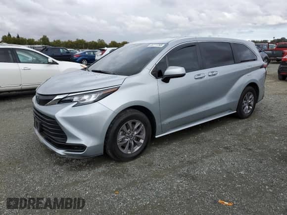 2021 Toyota Sienna LE z VIN 5TDKRKECXMS047200, wystawiony jako Copart lot #85111755 z przebiegiem 100 158 mil mil oraz Szkoda całkowita • Salvage title. Historia ofert i sprzedaży dostępna na DreamBid. Obrazek 1.