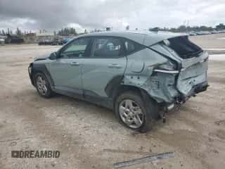 2024 Hyundai Kona SE z VIN KM8HA3AB1RU111157, wystawiony jako Copart lot #75010844 z przebiegiem 5 398 mil mil oraz Nie do naprawy • Non repairable. Historia ofert i sprzedaży dostępna na DreamBid. Obrazek 2.