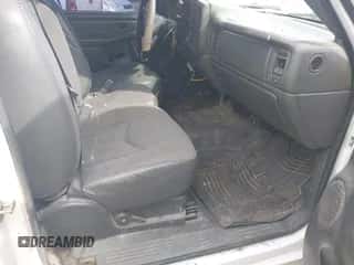 2005 Chevrolet Silverado 1500 Work Truck z VIN 1GCEC14Z55Z248288, wystawiony jako IAAI lot #43409980 z przebiegiem 279 366 mil mil oraz . Historia ofert i sprzedaży dostępna na DreamBid. Obrazek 5.