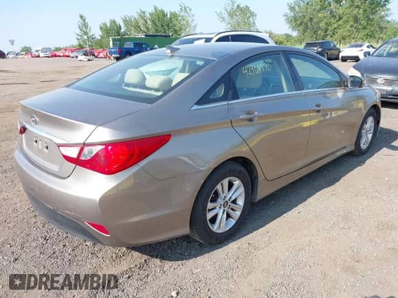 2014 Hyundai Sonata GLS z VIN 5NPEB4ACXEH838269, wystawiony jako IAAI lot #42968890 z przebiegiem 109 056 mil mil oraz . Historia ofert i sprzedaży dostępna na DreamBid. Obrazek 4.