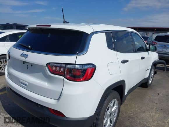 2025 Jeep Compass Sport z VIN 3C4NJDAN9ST516030, wystawiony jako IAAI lot #41471666 z przebiegiem 2 094 mil mil oraz . Historia ofert i sprzedaży dostępna na DreamBid. Obrazek 4.
