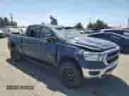 2021 Ram 1500 Big Horn z VIN 1C6SRFMTXMN562364, wystawiony jako Copart lot #55867085 z przebiegiem 77 000 mil mil oraz Szkoda całkowita • Salvage title. Historia ofert i sprzedaży dostępna na DreamBid. Obrazek 4.