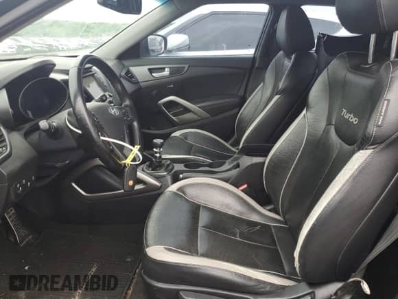 2014 Hyundai Veloster Turbo R-Spec с VIN KMHTC6AE5EU192335, выставлен на аукционе Copart как лот 55223745 с пробегом 188 519 миль миль и Списание • Salvage title. История ставок и продаж доступна на DreamBid. Изображение 7.