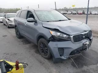 2020 Kia Sorento LX z VIN 5XYPG4A33LG641538, wystawiony jako IAAI lot #40688576 z przebiegiem 60 249 mil mil oraz . Historia ofert i sprzedaży dostępna na DreamBid. Obrazek 1.