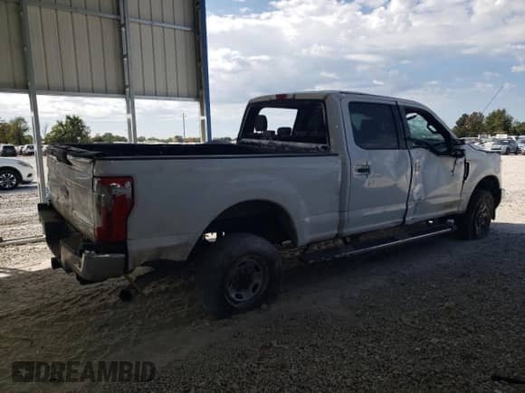 2018 Ford F-250 XL with VIN 1FT7W2B61JEB59768, listed as a Copart auction lot 82266435 with 220,401 mi miles and Salvage title. Bid and sale history available at DreamBid. Image 3.