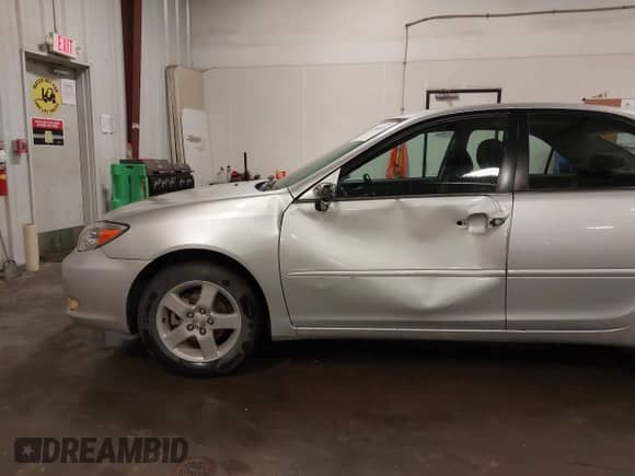 2002 Toyota Camry LE z VIN 4T1BE32K02U033310, wystawiony jako IAAI lot #42586585 z przebiegiem 154 658 mil mil oraz . Historia ofert i sprzedaży dostępna na DreamBid. Obrazek 6.