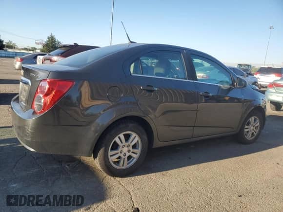 2014 Chevrolet Sonic LT z VIN 1G1JC5SH3E4221614, wystawiony jako Copart lot #84239695 z przebiegiem 161 081 mil mil oraz Szkoda całkowita • Salvage title. Historia ofert i sprzedaży dostępna na DreamBid. Obrazek 3.