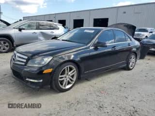 2013 Mercedes-Benz C 300 Sport с VIN WDDGF8ABXDR250140, выставлен на аукционе Copart как лот 82498945 с пробегом 179 659 миль миль и Списание • Salvage title. История ставок и продаж доступна на DreamBid. Изображение 1.