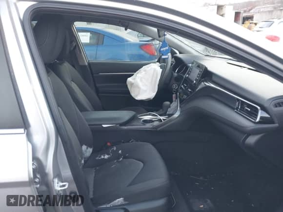 2021 Toyota Camry LE z VIN 4T1C11AK7MU545056, wystawiony jako IAAI lot #41264701 z przebiegiem 59 306 mil mil oraz . Historia ofert i sprzedaży dostępna na DreamBid. Obrazek 5.