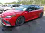 2022 Toyota Camry Hybrid XSE с VIN 4T1K31AK7NU035054, выставлен на аукционе IAAI как лот 42652603 с пробегом 51 284 миль миль и . История ставок и продаж доступна на DreamBid. Изображение 2.