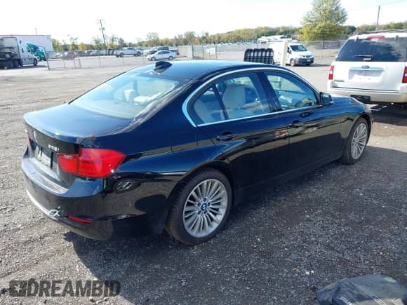 2015 BMW 3 Series 328i xDrive с VIN WBA3B5C58FF962299, выставлен на аукционе IAAI как лот 43497411 с пробегом 150 177 миль миль и . История ставок и продаж доступна на DreamBid. Изображение 4.