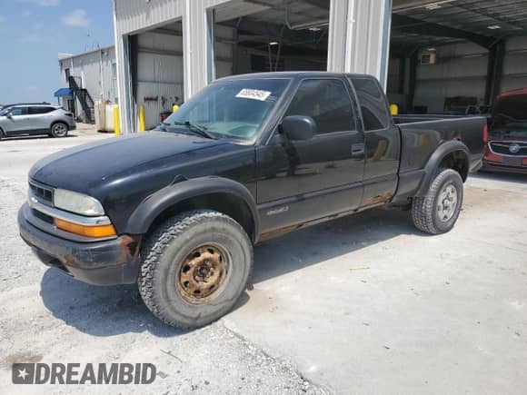 2002 Chevrolet S-10 LS z VIN 1GCCT19W728206034, wystawiony jako Copart lot #65804545 z przebiegiem 154 804 mil mil oraz Czysty tytuł • Clean title. Historia ofert i sprzedaży dostępna na DreamBid. Obrazek 1.