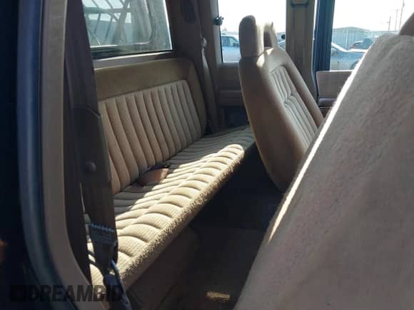 1994 Chevrolet Silverado 2500 z VIN 1GCFK29K1RE246897, wystawiony jako IAAI lot #42570334 z przebiegiem 113 195 mil mil oraz . Historia ofert i sprzedaży dostępna na DreamBid. Obrazek 8.