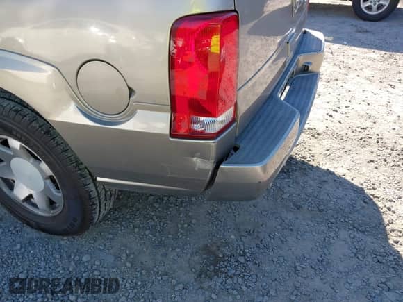 2003 Cadillac Escalade z VIN 1GYEK63N03R312419, wystawiony jako IAAI lot #43515791 z przebiegiem 162 498 mil mil oraz . Historia ofert i sprzedaży dostępna na DreamBid. Obrazek 6.