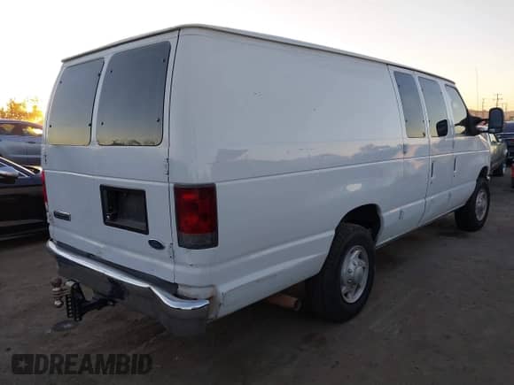 2008 Ford Econoline Cargo Commercial z VIN 1FTNS24L18DA11772, wystawiony jako IAAI lot #41025371 z przebiegiem 223 532 mil mil oraz . Historia ofert i sprzedaży dostępna na DreamBid. Obrazek 4.