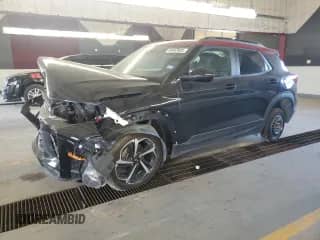 2021 Chevrolet TrailBlazer RS z VIN KL79MUSLXMB157519, wystawiony jako Copart lot #84653685 z przebiegiem 66 985 mil mil oraz Czysty tytuł • Clean title. Historia ofert i sprzedaży dostępna na DreamBid. Obrazek 1.