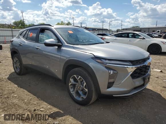 2025 Chevrolet Trax LT с VIN KL77LHEP1SC206906, выставлен на аукционе Copart как лот 70338525 с пробегом 11 016 миль миль и Списание • Salvage title. История ставок и продаж доступна на DreamBid. Изображение 4.