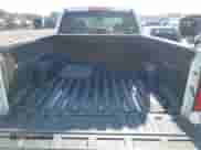 2019 Chevrolet Silverado 1500 Custom z VIN 2GCVKMEC7K1243970, wystawiony jako IAAI lot #43347102 z przebiegiem 79 556 mil mil oraz . Historia ofert i sprzedaży dostępna na DreamBid. Obrazek 17.