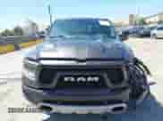 2020 Ram 1500 Rebel z VIN 1C6SRFLT8LN164196, wystawiony jako IAAI lot #42538059 z przebiegiem 60 520 mil mil oraz . Historia ofert i sprzedaży dostępna na DreamBid. Obrazek 13.