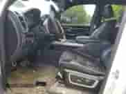 2020 Ram 1500 Laramie z VIN 1C6SRFRT7LN288368, wystawiony jako Copart lot #65631625 z przebiegiem 66 269 mil mil oraz Szkoda całkowita • Salvage title. Historia ofert i sprzedaży dostępna na DreamBid. Obrazek 7.